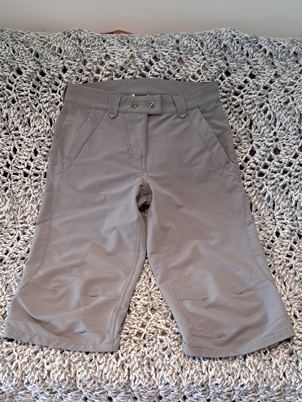 MEC Mountain Equipment Co-op Gray Capri Pants Women's Size 8 Hiking Travel